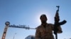 Seorang tentara pasukan yang setia kepada Komandan Khalifa Haftar di depan terminal minyak Zueitina, di sebelah barat Benghazi, Libya, 14 September 2016. (Foto: Reuters)