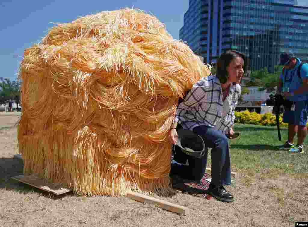 Roxana Casillas, salah satu seniman yang membuat tenda ala rambut Donald Trump, keluar dari tendanya di luar gedung Konvensi Partai Republik di Cleveland, Ohio.