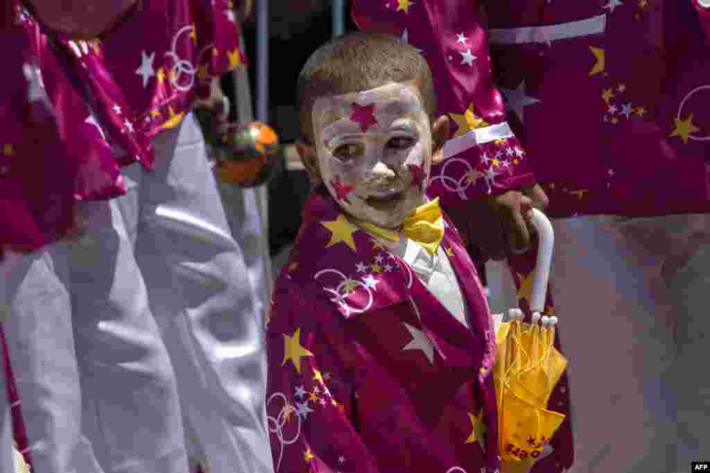 សមាជិកម្នាក់របស់ក្រុមភ្លេងបុរាណហែក្បួននៅក្នុងទីក្រុង Cape នៅក្នុងពិធី Minstrels Carnival ដែលជាពិធីចូលឆ្នាំថ្មីជាលើកទីពីរ។