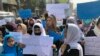 Sejumlah perempuan Afghanistan berdemo di Kabul, Afghanistan memprotes aturan baru Taliban yang melarang perempuan bepergian tanpa didampingi anggota keluarga laki-laki, 26 Maret 2022. (Foto: Mohammed Shoaib Amin/AP)