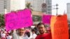 Aksi para netizer di Jakarta dan sekitarnya atas lahirnya UU Pilkada berlansung di Bundaran HI Jakarta Minggu 28 September. (VOA/Andylala)