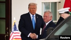 2025년 2월 11일 도널드 트럼프 미국 대통령이 워싱턴D.C 백악관에 도착한 압둘라 2세 요르단 국왕을 맞이하고 있다.