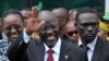 Le président élu de la Tanzanie, John Magufuli, salue les membres du parti au pouvoir Chama Cha Mapinduzi (CCM) au bureau central du parti sur la route Lumumba à Dar es Salaam.