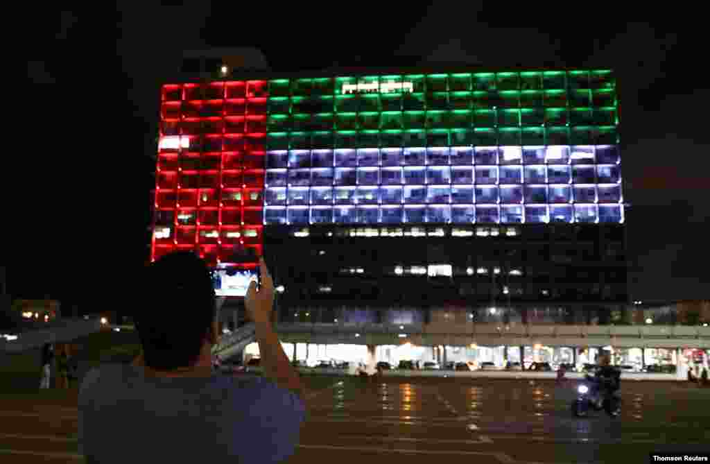이스라엘과 아랍에미리트(UAE)의 수교 협약이 발표된 뒤 이스라엘 텔아비브 시청 건물 외벽에 UAE 국기 모양의 조명이 켜졌다.