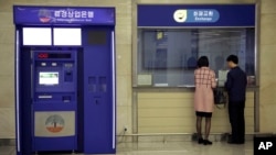 평양 순안국제공항에 설치된 류경상업은행 자동현금인출기(ATM). 지난 2017년 4월 사진 촬영 당시 사용할 수 없는 상태였고, 은행 관계자는 "새 제재 때문"이라고 설명했다.