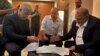De g. à dr. : le chef de l'opposition israélienne Yair Lapid, le nationaliste de droite Naftali Bennett et le chef du Parti arabe israélien islamique conservateur Raam Mansour Abbas signent un accord de coalition à Ramat Gan, près de Tel Aviv, le 2 juin 2021.