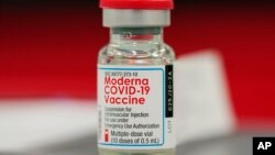Yon boutey vaksen Moderna kont COVID-19, nan yon lopital nan vil Denver, eta Colorado, 14 Oct. 2021.