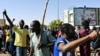 Les partisans de l'opposition nigérienne scandent des slogans alors qu'ils participent à une manifestation dans les rues de Niamey, le 23 février 2021 pour protester contre les résultats du second tour de la présidentielle dans leur pays. (Photo par Issouf SANOGO / AFP)
