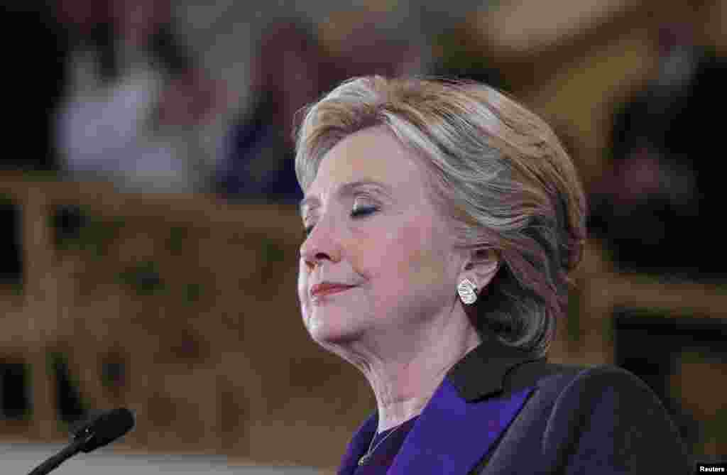 Hillary Clinton berhenti sejenak pada pidato membahas hasil pilpres di sebuah hotel di Manhattan, New York.&nbsp;