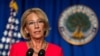 អ្នកស្រី Betsy DeVos រដ្ឋមន្ត្រី​ក្រសួង​អប់រំ ថ្លែងក្នុង​សន្និសីទ​សារព័ត៌មាន​មួយ​នៅ​ក្រសួង​អប់រំ​ កាល​ពី​ថ្ងៃ​ទី​៨ ខែកក្កដា ឆ្នាំ​២០២០ ក្នុង​រដ្ឋធានី​វ៉ាស៊ីនតោន។ 