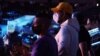 Les fans des Lakers suivent le match entre leur équipe et les Boston Celtics, USA, le 15 avril 2021. 