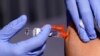 Seorang pasing menerima vaksin influenza di Lynwood, California, pada 28 Oktober 2022. (Foto: AP/Mark J. Terrill)