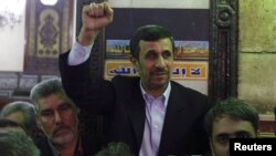  Iran's President Mahmoud Ahmadinejad (C) gestures in front of the shrine of Prophet Muhammad's grandson Hussein ibn Ali at the Al-Hussein mosque, in old Cairo, Egypt, Feb. 5, 2013.