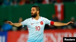 Le Turc Arda Turan lors d'un match entre la Turquie et l'Australie, Vienne, le 29 mars 2016. 