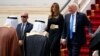 Le président Donald Trump et la première dame américaine, Melania Trump, accueillis au pied de l&rsquo;avion, à l&rsquo;aéroport international roi Khalid, Ryad 20 mai 2017.