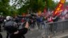 Turski policajac koristi pušku protiv nereda da rastjera članove Sindikata dok marširaju tokom proslave Praznika rada u Istanbulu, Turska, u srijedu, 1. maja 2024.