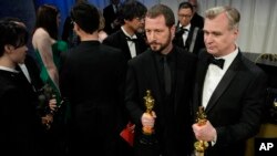 Режисер Мстислав Чернов з режисером Крістофером Ноланом, фільм якого "Оппенгеймер" отримав "Оскар", як найкраща стрічка 2023 року. (Фото: AP Photo/John Locher)