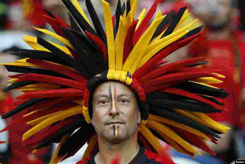 Seorang pendukung tim Belgia di pertandinga perempat final sepakbola EURO 2016, antara Wales melawan Belgia, di Lille, Perancis.
