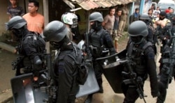 Para anggota Densus 88 membawa perlengkapan dan senjata mereka setelah melakukan penggerebekan di rumah yang ditempati oleh militan di Kabupaten Bandung, 8 Mei 2013. (Foto: dok).