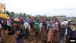 မင်္ဂလာဒုံတွင် ဖျက်ဆီးခံရသည့် ကျုးကျော်အိမ်များတွင် နေထိုင်သူများ။ ဇန်နဝါရီ ၂၆၊ ၂၀၁၆။
