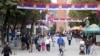 ARHIVA - Ljudi na ulici Severne Mitrovice (Foto: Reuters)