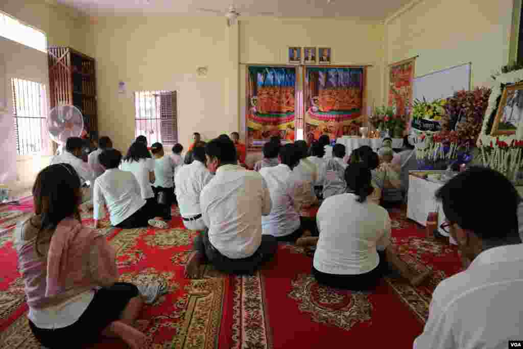 អ្នកចូលរួមកំពុងអង្គុយសំពះព្រះសង្ឃក្នុងពិធីបុណ្យសពរបស់ លោក Bernard Krisher ក្នុងខណ្ឌច្បារអំពៅ រាជធានីភ្នំពេញ នាថ្ងៃទី១៩ ខែមីនា ឆ្នាំ២០១៩។ (កាន់ វិច្ឆិកា/VOA)