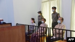 စစ်ကောင်စီ တရားခွင်အတွင်း တွေ့ရတဲ့ နိုင်ငံတော်အတိုင်ပင်ခံပုဂ္ဂိုလ် ဒေါ်အောင်ဆန်းစုကြည်၊ သမ္မတဦးဝင်းမြင့်နဲ့ နေပြည်တော်ကောင်စီဥက္ကဋ္ဌ ဒေါက်တာမျိုးအောင်။ (မေ ၂၄၊ ၂၀၂၁)