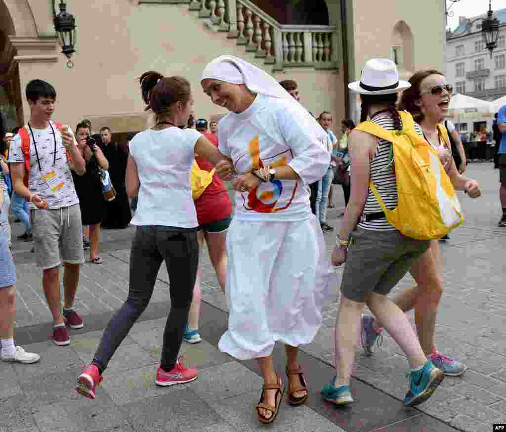 Anak-anak muda dari seluruh dunia berdansa dengan biarawati di Krakow, Polandia menjelang pembukaan Hari Anak Muda Sedunia yang akan dihadiri Paus Fransiskus.