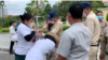 សកម្មភាព​ក្រុម​សន្តិសុខ​ខណ្ឌ​ព្យាយាម​បំបែក​​ការ​ប្រមូល​ផ្តុំ​ដាក់​ញត្តិ​របស់​ក្រុម​ស្រ្តី​ដែល​មាន​គ្នា​ប្រមាណ​១០​នាក់ ជា​ភរិយា​របស់​សកម្មជន​បក្ស​ប្រឆាំង កាល​ពី​ព្រឹក​ថ្ងៃ​សុក្រ ទី​១០ ខែ កញ្ញា ឆ្នាំ​២០២១ នៅ​សួន​ច្បារ​មុខ​ស្ថានទូត​អាមេរិក ក្នុង​រាជធានី​ភ្នំពេញ។ (រូបពី​បណ្តាញ​សង្គម)
