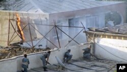 2011年8月2号阿富汗警察在昆都士省和自杀攻击者对峙(资料照)