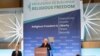 AQSh Vitse-prezidenti Mayk Pompeo diniy erkinliklarga bag'ishlangan anjumanda so'zlamoqda, Vashington, 26-iyul, 2018-yil.