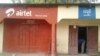 Des boutiques de télécommunications à N'djamena, au Tchad, le 2 avril 2017. (VOA/André Kodmadjingar)