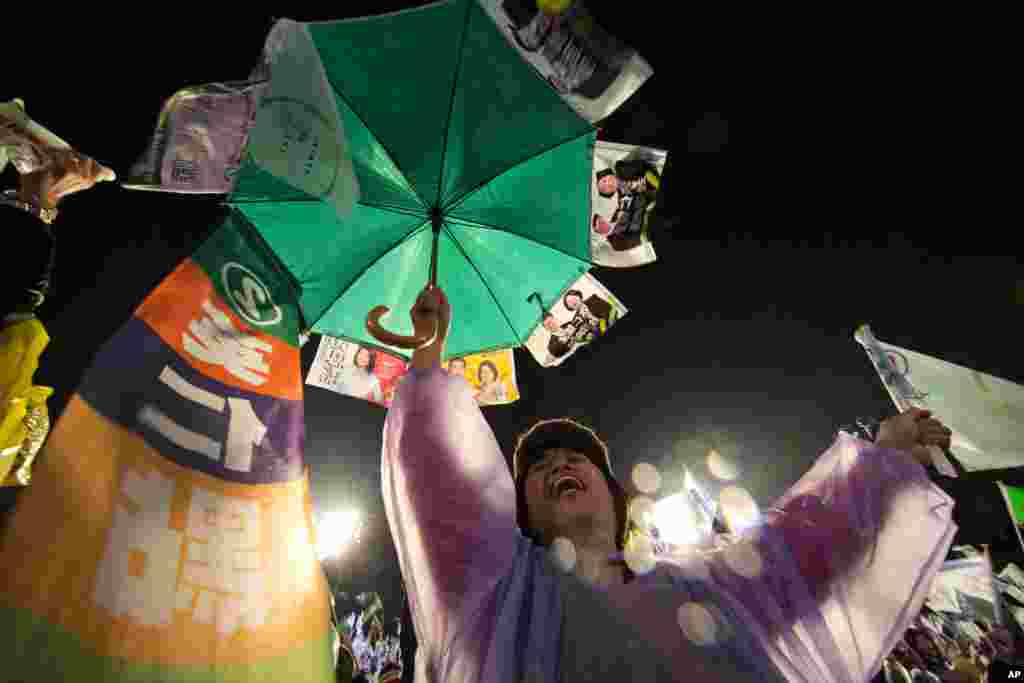 A supporter of Taiwan&#39;s Democratic Progressive Party cheers for presidential candidate Tsai Ing-wen, during the final rally before polling day in Taipei. Taiwan will hold its presidential election on Saturday.