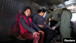 Di dân Guatemala, ngồi trên xe tải sau khi trình diện Nhân viên Tuần tra Biên giới Mỹ tại El Paso, Texas, ngày 5/3/2019.