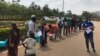 Des réfugiés burundais rentrent du camp de Mahama le 9 septembre 2020.