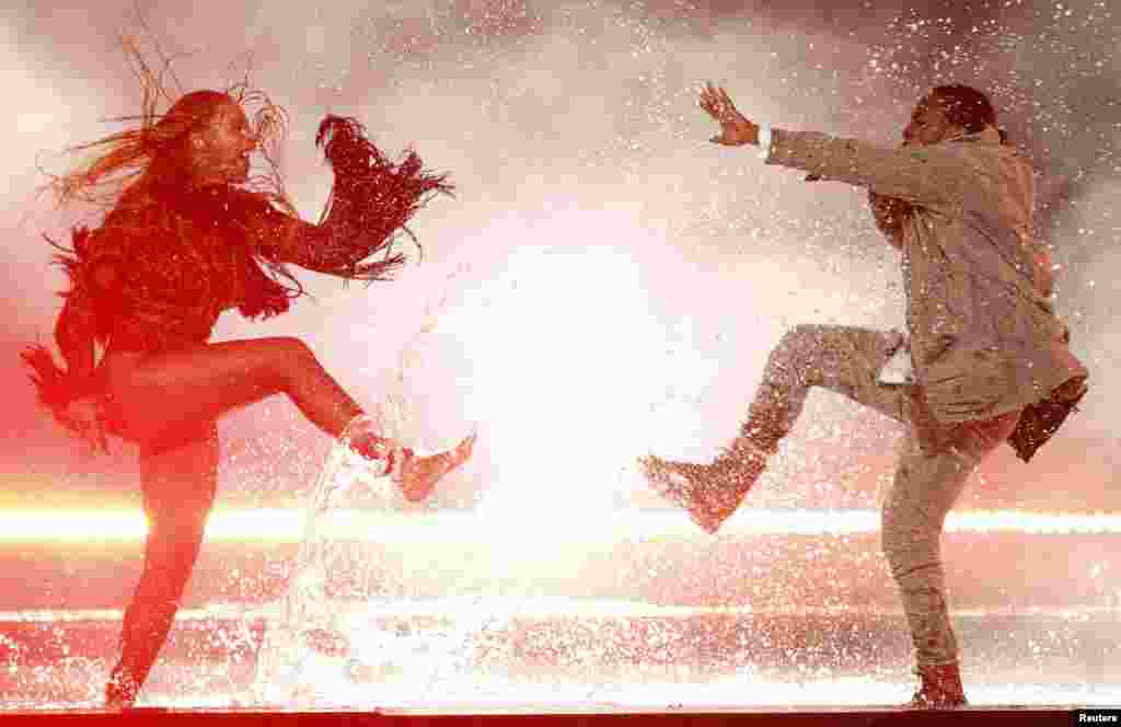 Penyayi AS, Beyonce (kiri) melantunkan lagu "Freedom" bersama Dave Free pada acara penghargaan BET Awards di Los Angeles, California.