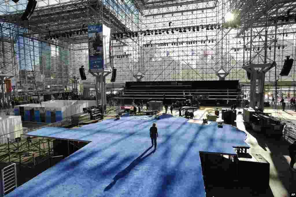 Para pekerja mempersiapkan hamparan karpet berwarna biru di panggung untuk kandidat presiden dari Partai Demokrat, Hillay Clinton, di lokasi pada malam pemilihan di dalam Balai Sidang Jacob Javitz di New York City.&nbsp; Kota ini sedang mempersiapkan acara malam pemilikan seperti beberapa lainnya dalam sejarahnya, dimana kedua kandidat merencanakan pesta &ldquo;kemenangan&rdquo; yang terpisah sekitar 1,6 km di tengah kota Manhattan.