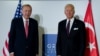 Presidenti Joe Biden dhe ai turk Erdogan përpara takimit dypalësh në Romë (Reuters, 31 tetor 2021)