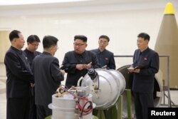 朝鲜官方通讯社9月3日发布的没注明日期的照片显示，朝鲜领导人金正恩就核武项目做指示。