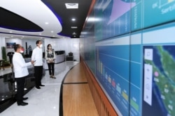 Presiden Joko Widodo mendengarkan penjelasan mengenai sistem online perizinan terpadu (OSS) oleh Menteri Investasi Bahlil Lahadalia dalam acara peluncuran OSS, di Jakarta, Senin, 9 Agustus 2021. (Foto: Biro Pers Sekretariat Presiden)