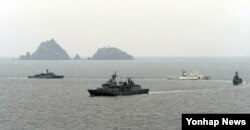 독도 인근 해상에서 한국 해군 함정들이 독도 방어훈련을 하고 있다. (자료사진)
