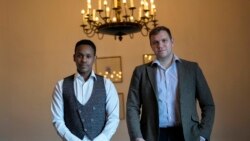Dy shtetasit britanikë Ali Issa Ahmad, majtas, dhe Matthew Hedges, djathtas, pas konferencës për shtyp në Turqi (22 nëntor 2021)