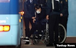 헌정 초유의 대통령 탄핵을 몰고 온 국정농단 사건의 핵심 인물인 '비선실세' 최순실씨가 1심 결심공판을 마치고 14일 오후 서울 서초구 서울중앙지법을 나서고 있다. 검찰은 이날 최순실씨에게 징역 25년과 벌금 1천185억원, 추징금 77억9천735만원을 구형했다