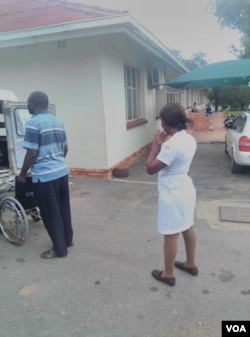 Omunye wabongi abasebenzayo esibhedlela seGwanda ngesikhathi abanye bakhe bekhalala umsebenzi.