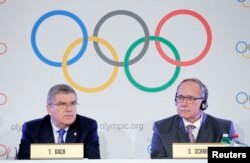 국제올림픽위원회(IOC) 집행위원회가 5일 스위스 로잔에서 회의를 가진 후 토마스 바흐 국제올림픽위원회(IOC) 위원장(왼쪽)과 사무엘 슈미트 조사단 단장이 기자회견을 하고 있다.