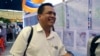 រូបឯកសារ៖ លោក កែម ឡី អ្នក​វិភាគ​ខាង​សង្គម និង​នយោបាយ​ដ៏​លេចធ្លោម្នាក់ ញញឹម ខណៈពេល​ដែល​លោក​បាន​ចូលរួម​ពិធីបុណ្យ​រំឭក​ខួប​៦៧ឆ្នាំ​ដែល​បារាំង​បាន​កាត់​ទឹកដី​កម្ពុជា​ក្រោម​ទៅ​ឲ្យ​វៀតណាម​កាន់កាប់ នៅ​ជ្រោយចង្វារ ទីក្រុង​ភ្នំពេញ កាលពីថ្ងៃទី៤ ខែ​មិថុនា ឆ្នាំ២០១៦។
