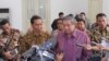 Mantan Presiden Susilo Bambang Yudhoyono menyatakan dukungan politiknya terhadap pemerintahan Jokowi soal Perppu Pilkada secara langsung di Istana Negara, Senin, 8 Desember 2014 (Foto: VOA/Andylala).