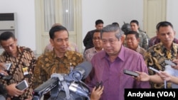 Mantan Presiden Susilo Bambang Yudhoyono menyatakan dukungan politiknya terhadap pemerintahan Jokowi soal Perppu Pilkada secara langsung di Istana Negara, Senin, 8 Desember 2014 (Foto: VOA/Andylala).