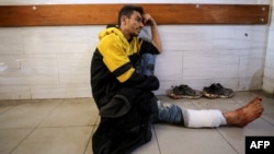 Palestinac u bolnici Kamal Edwan na sjeveru pojasa Gaze (AFP)