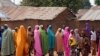 Wazazi wakisubiri kupewa taarifa kuhusu watoto wao waliotekwa nyara na watu wenye silaha kwenye shule ya msingi na sekondari ya Kuriga, katika jimbo la Kaduna, Machi 9, 2024. Picha ya AP